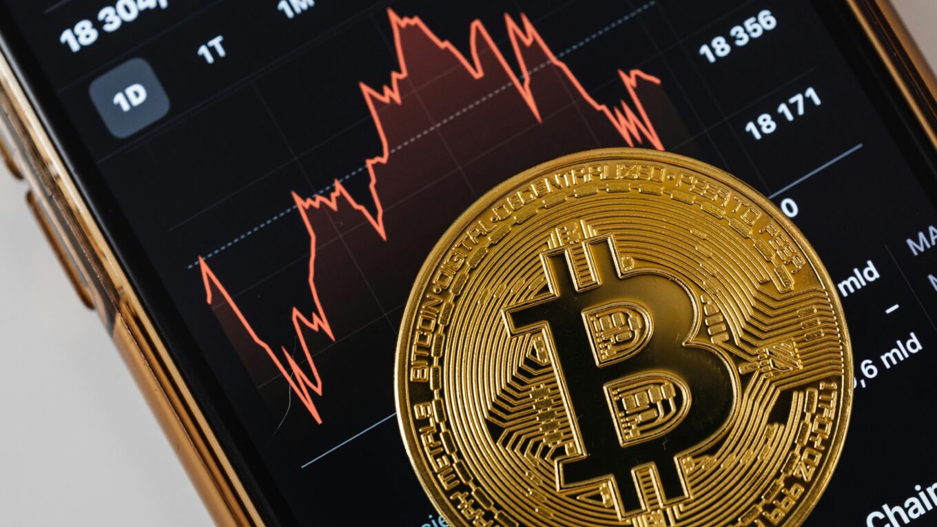Bitcoin, principal criptomoeda do mercado, despenca após tarifas de Trump